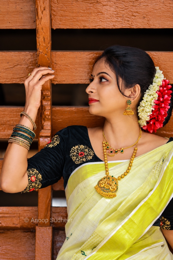 Traditional Kerala Kasavu bridal saree styling with auspicious gold jewelry and fresh fragrant jasmine gajra
